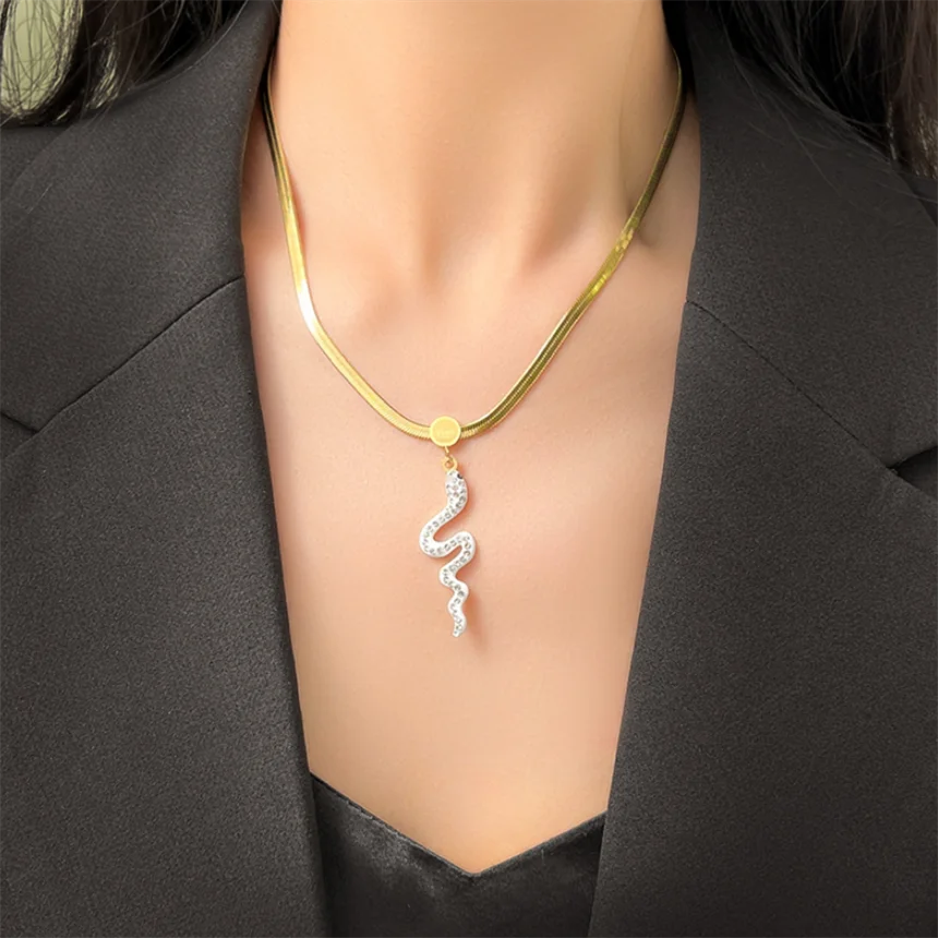 Colier Daisy, auriu, din otel inoxidabil placat cu aur 18K, cu pandantiv sarpe