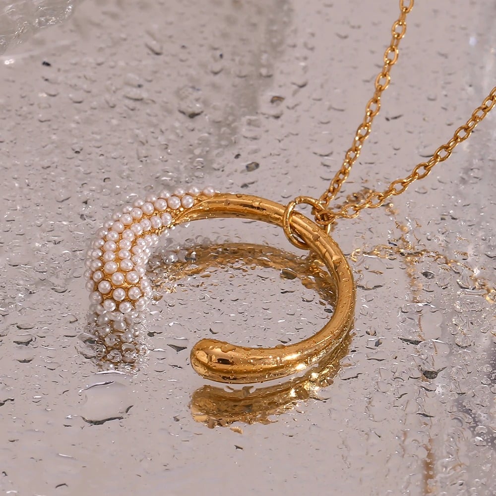 Colier Mabelyn, auriu, cu perle si pandantiv circular, din otel inoxidabil placat cu aur 18K - Colectia Universe of Pearls