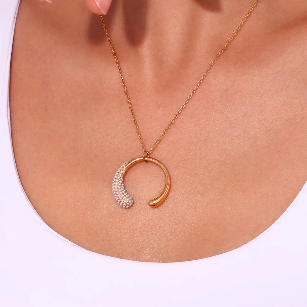 Colier Mabelyn, auriu, cu perle si pandantiv circular, din otel inoxidabil placat cu aur 18K - Colectia Universe of Pearls