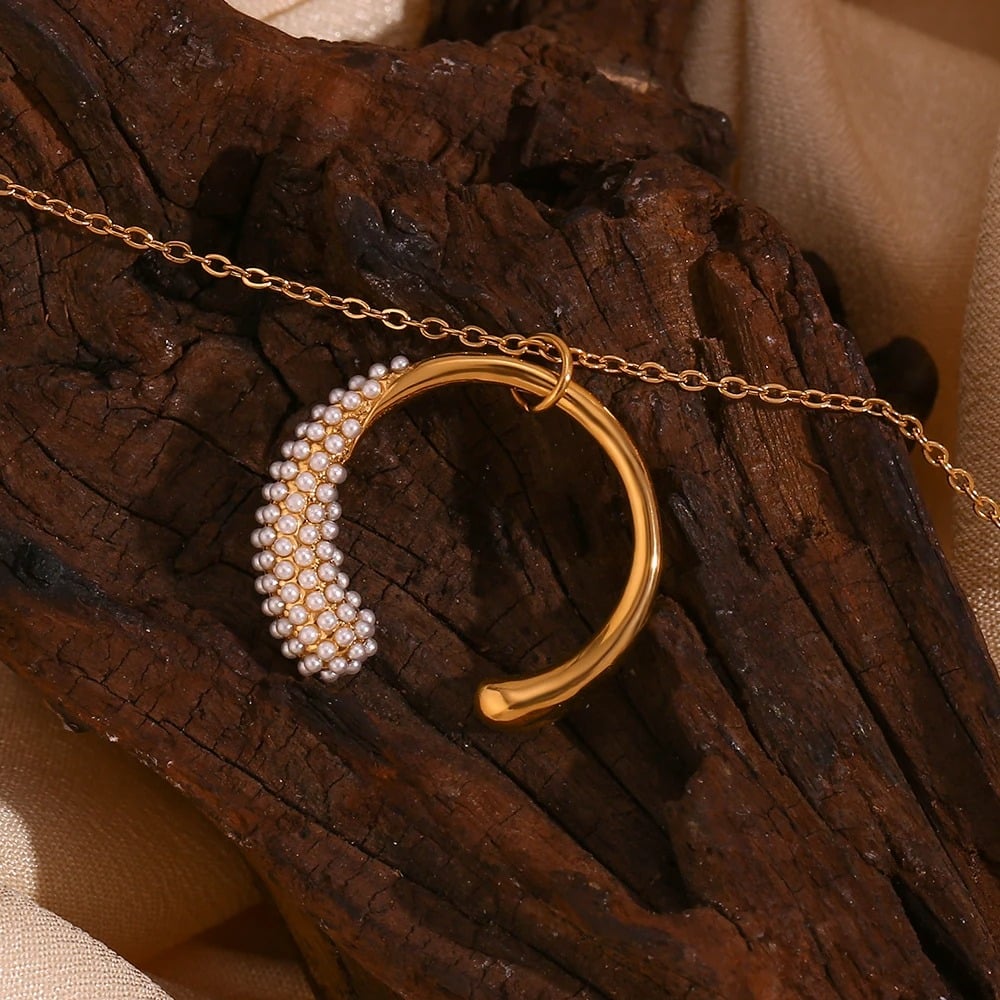 Colier Mabelyn, auriu, cu perle si pandantiv circular, din otel inoxidabil placat cu aur 18K - Colectia Universe of Pearls