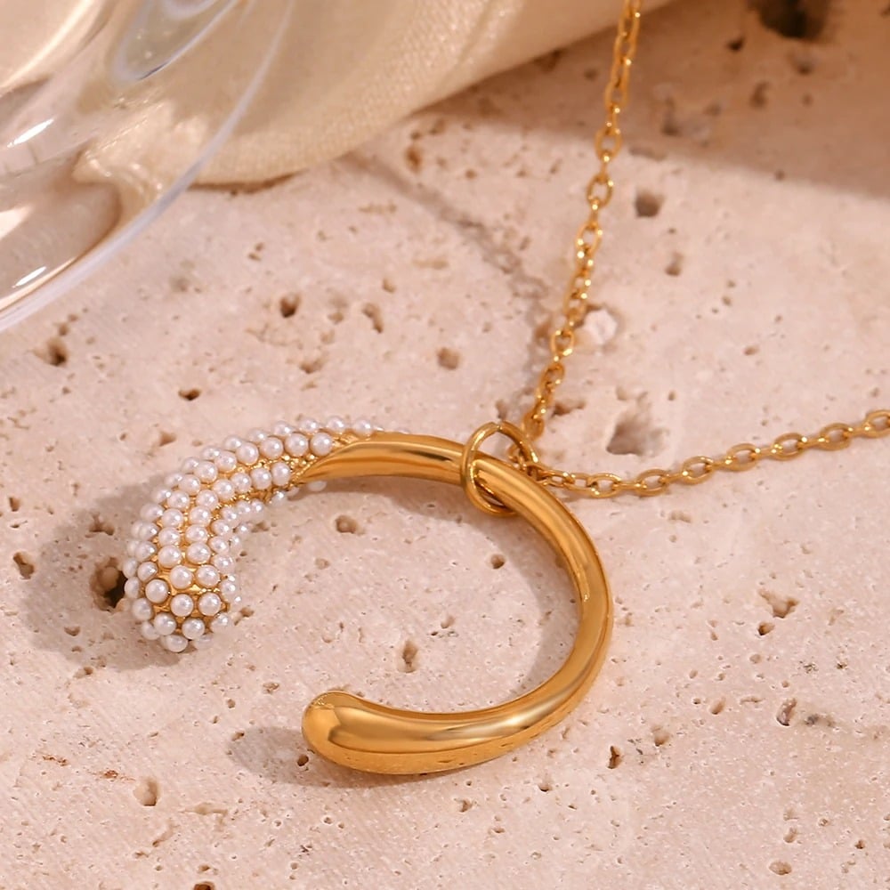 Colier Mabelyn, auriu, cu perle si pandantiv circular, din otel inoxidabil placat cu aur 18K - Colectia Universe of Pearls