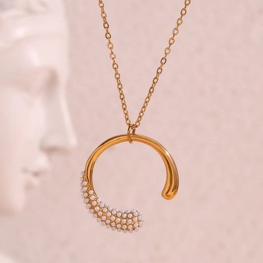 Colier Mabelyn, auriu, cu perle si pandantiv circular, din otel inoxidabil placat cu aur 18K - Colectia Universe of Pearls