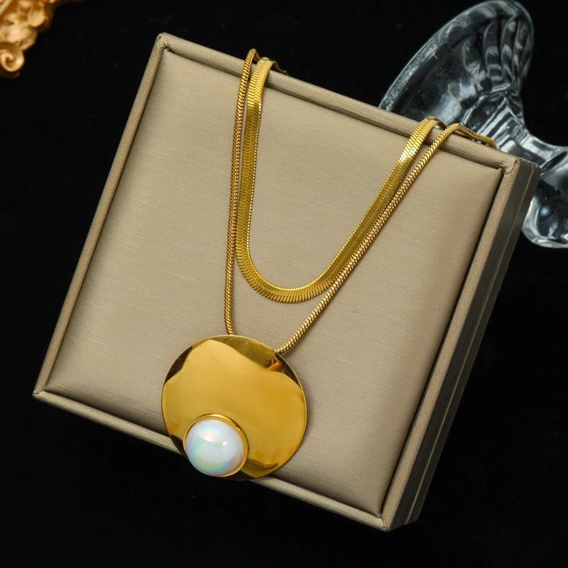 Janet necklace, gold, 18K gold-plated stainless steel, with round pendant