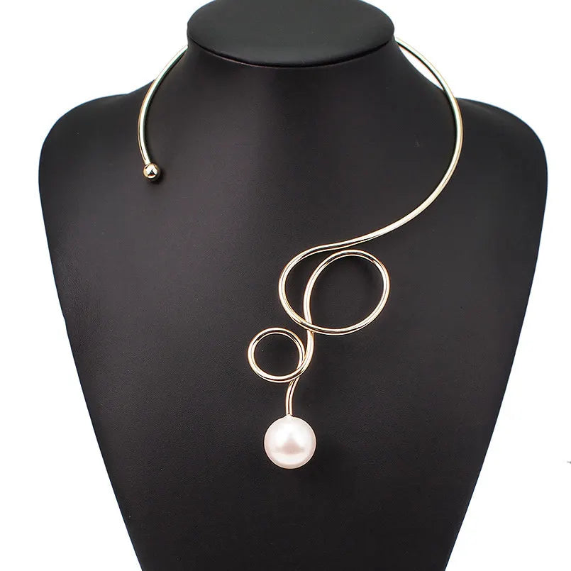 Colier Carley, auriu, tip choker, decorat cu perla, model metal indoit, ajustabil - Colectia Universe of Pearls