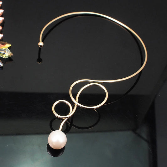 Colier Carley, auriu, tip choker, decorat cu perla, model metal indoit, ajustabil - Colectia Universe of Pearls