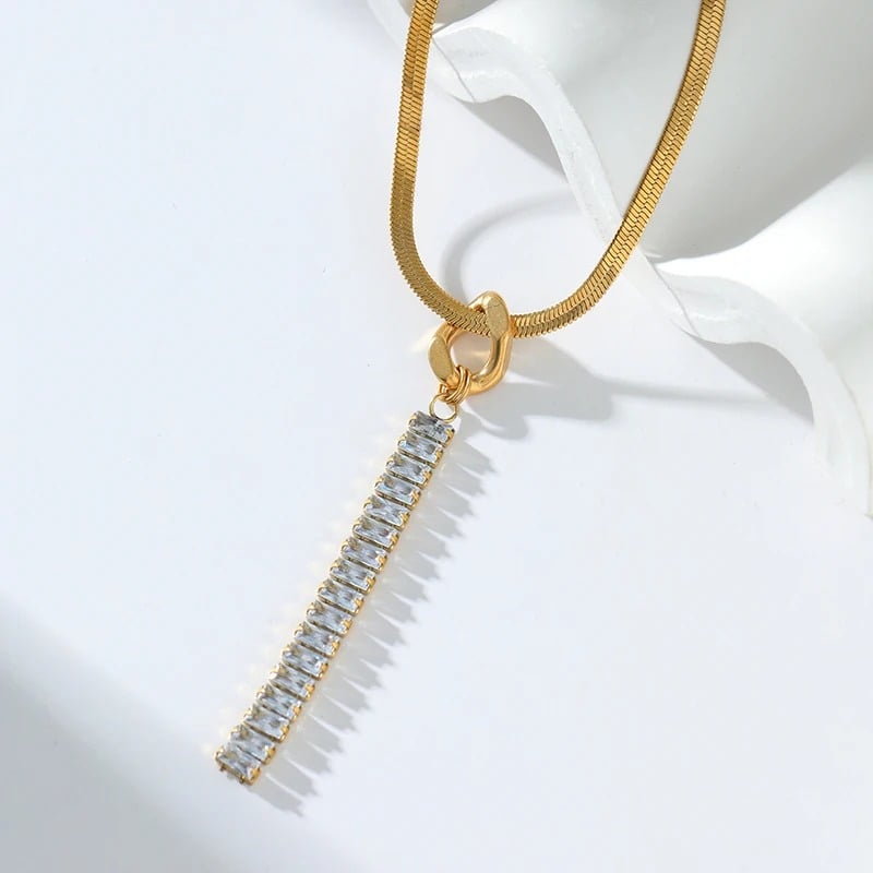 Colier Hennie, auriu, din otel inoxidabil placat cu aur 18K, cu pandantiv lung cu zirconiu