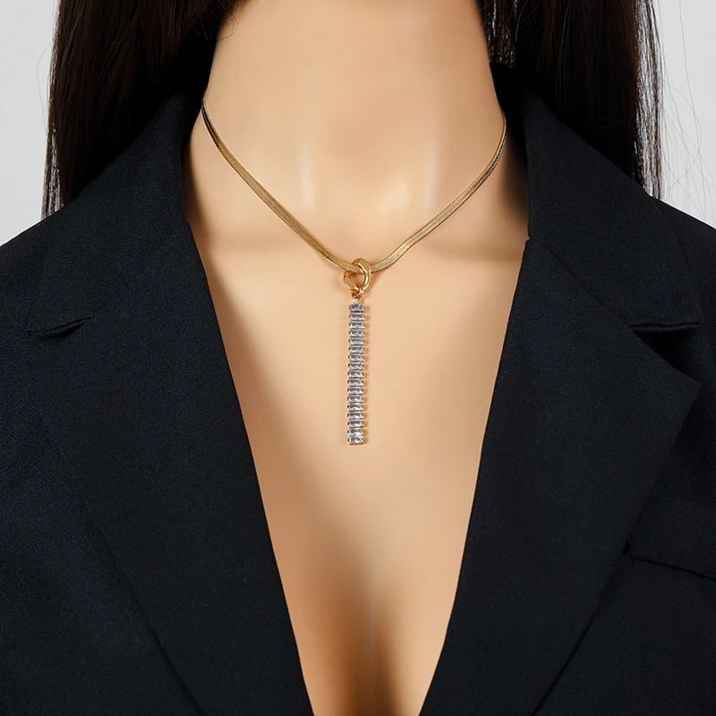 Colier Hennie, auriu, din otel inoxidabil placat cu aur 18K, cu pandantiv lung cu zirconiu