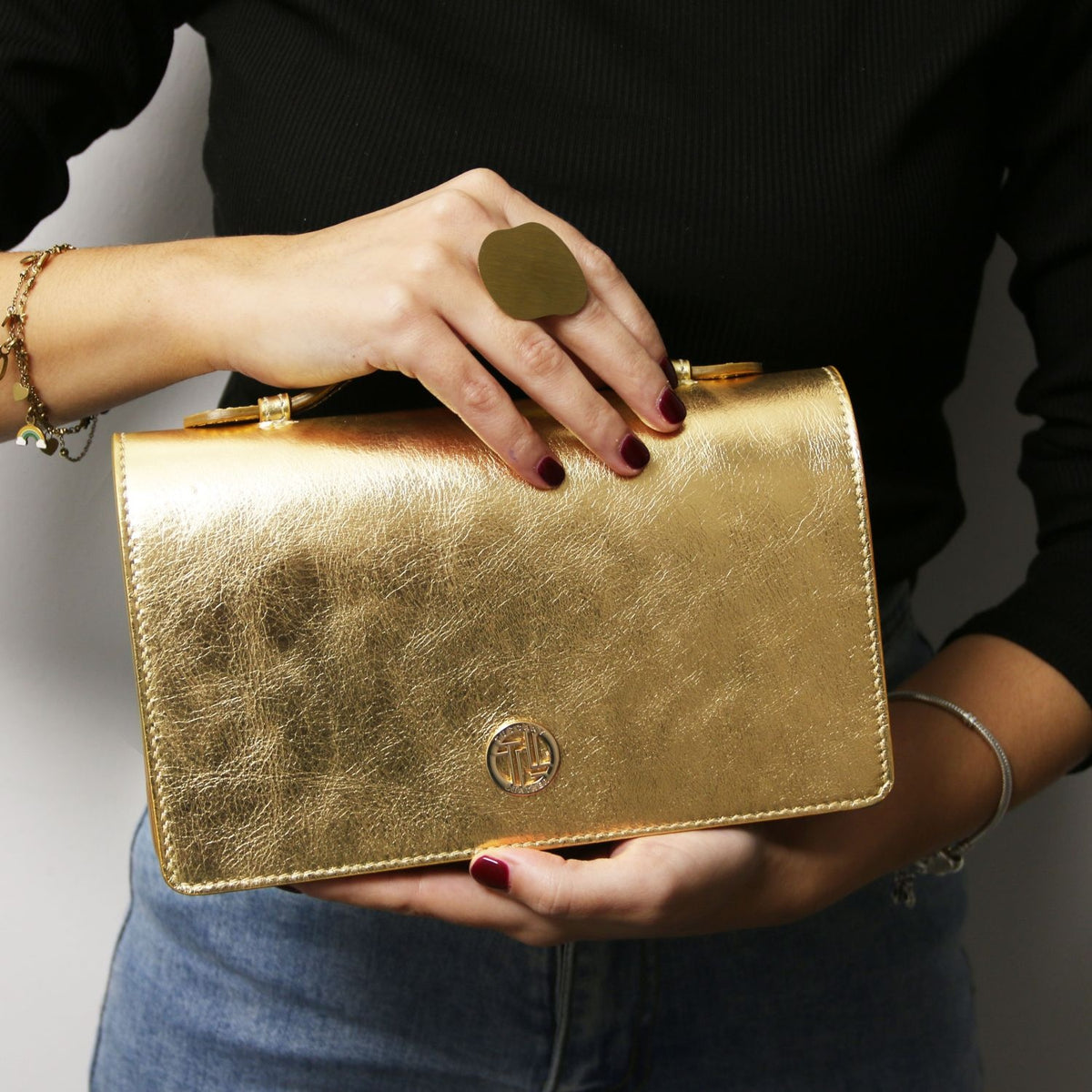 OPERA  - Clutch din piele naturala metalizata cu curea lant