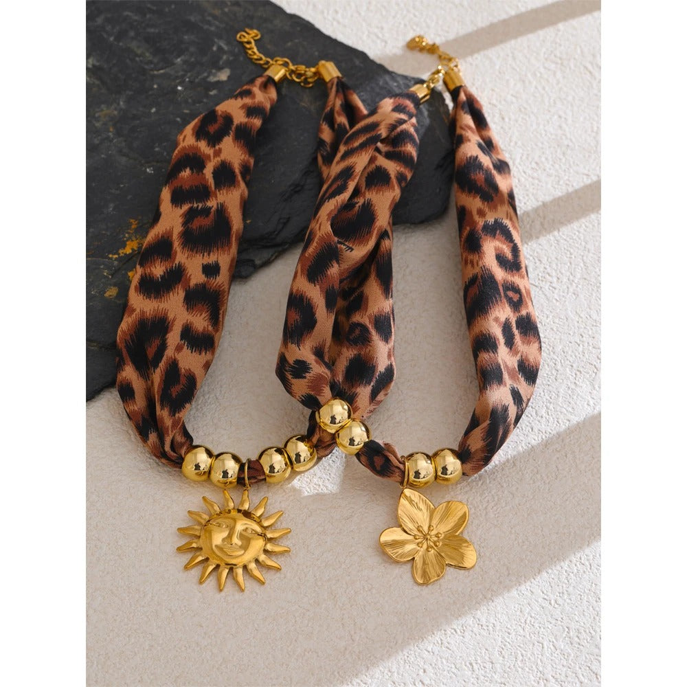 Colier Eloise, auriu, cu pandantiv in forma de soare si model leopard, din otel inoxidabil placat cu aur 18K - Colectia Glamour