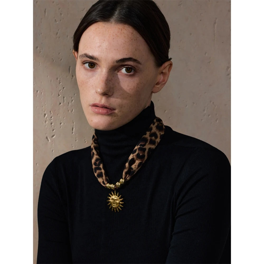 Colier Eloise, auriu, cu pandantiv in forma de soare si model leopard, din otel inoxidabil placat cu aur 18K - Colectia Glamour