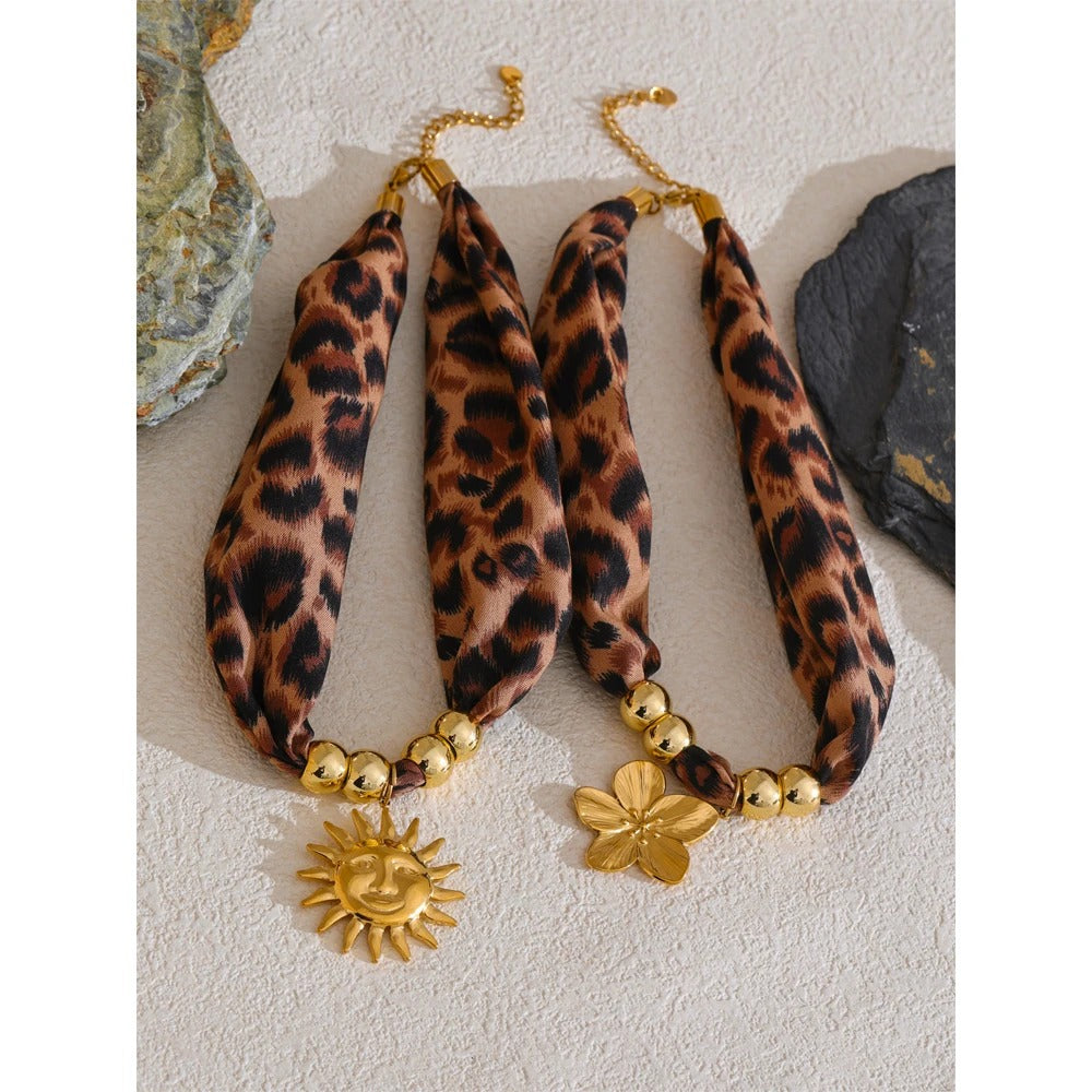 Colier Eloise, auriu, cu pandantiv in forma de soare si model leopard, din otel inoxidabil placat cu aur 18K - Colectia Glamour