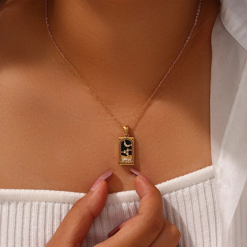 Colier Enya, auriu, cu pandantiv motive tarot, din otel inoxidabil placat cu aur 18K