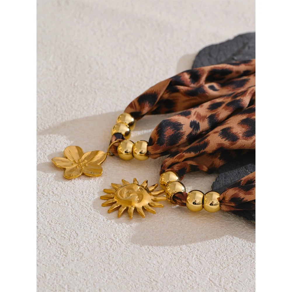 Colier Eloise, auriu, cu pandantiv in forma de soare si model leopard, din otel inoxidabil placat cu aur 18K - Colectia Glamour