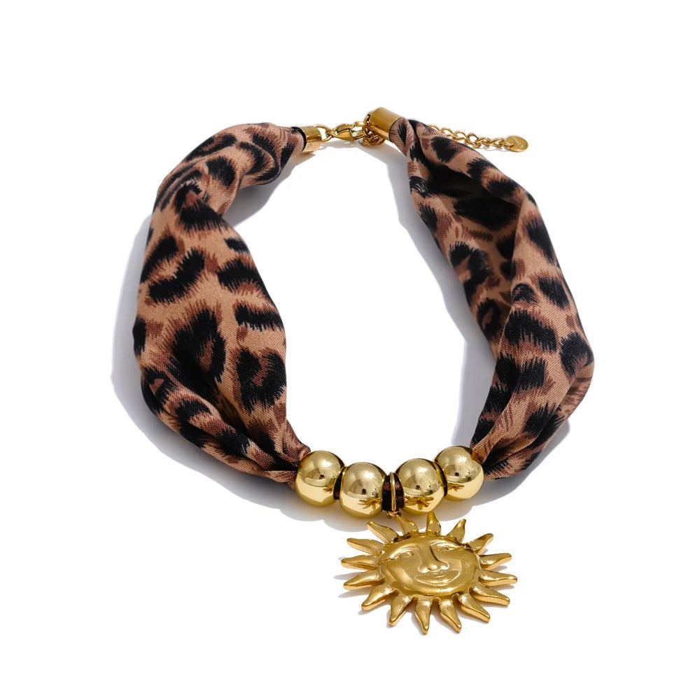 Colier Eloise, auriu, cu pandantiv in forma de soare si model leopard, din otel inoxidabil placat cu aur 18K - Colectia Glamour